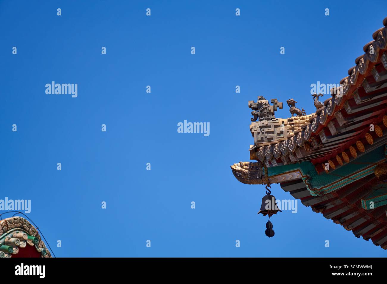 Kleiner Potala Palast in Chengde - Putuo Zongcheng Tempel, Nahaufnahme der einzigartigen chinesischen Dachwächter in der Wanfaguyi Halle Stockfoto