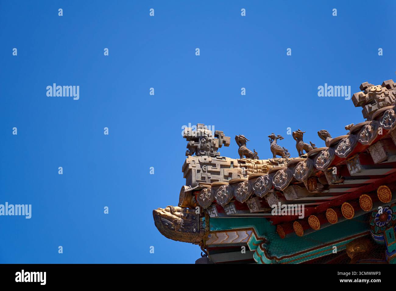 Kleiner Potala Palast in Chengde - Putuo Zongcheng Tempel, Nahaufnahme der einzigartigen chinesischen Dachwächter in der Wanfaguyi Halle Stockfoto