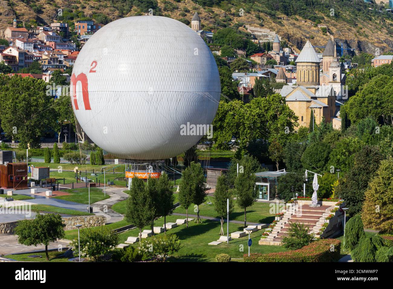 Der angebindete Helium-Luftballon Tiflis im Rike Park in Tiflis, Georgien Stockfoto