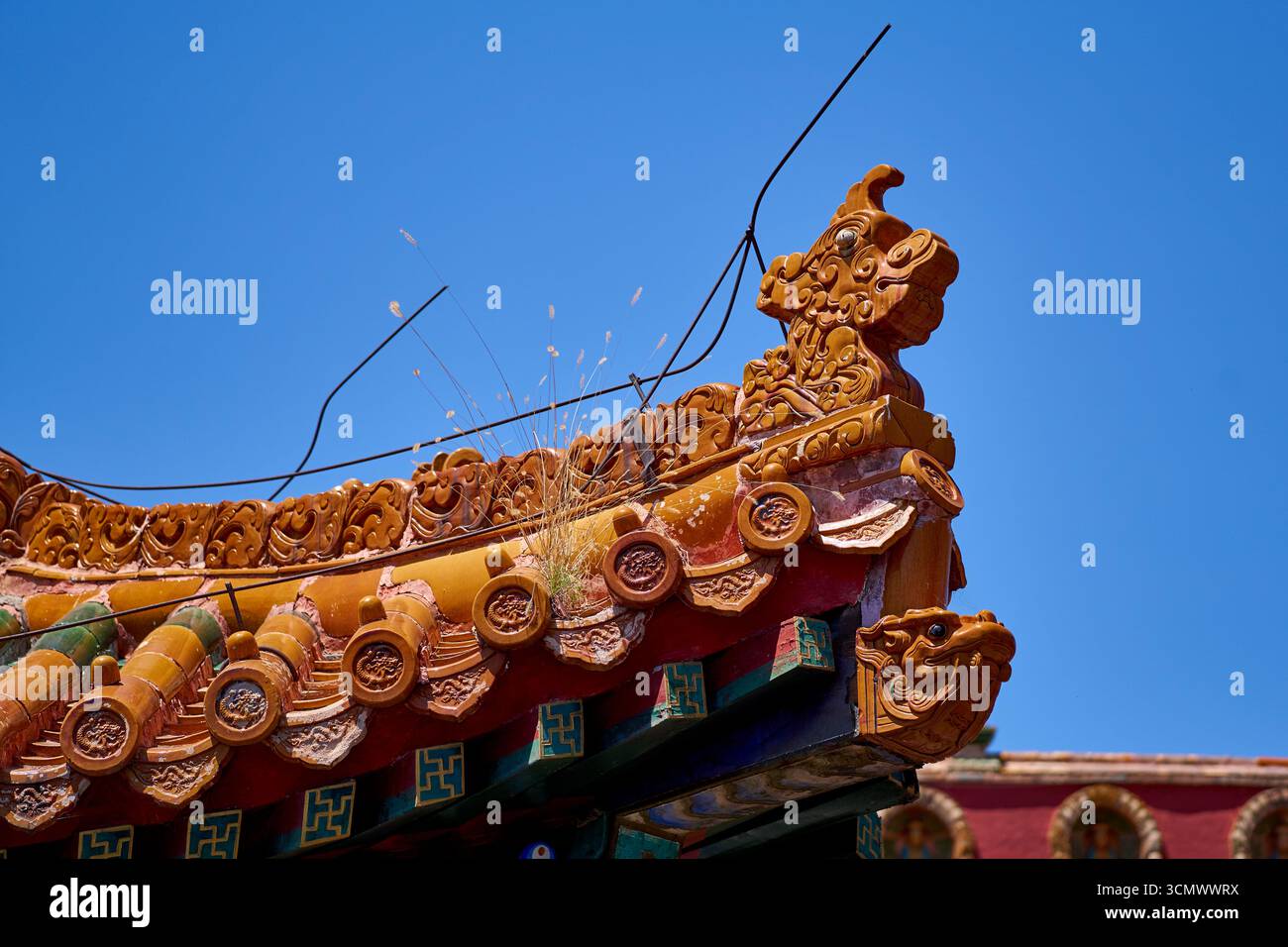 Kleiner Potala Palast in Chengde - Putuo Zongcheng Tempel, Nahaufnahme der einzigartigen chinesischen Dachwächter in der Wanfaguyi Halle Stockfoto