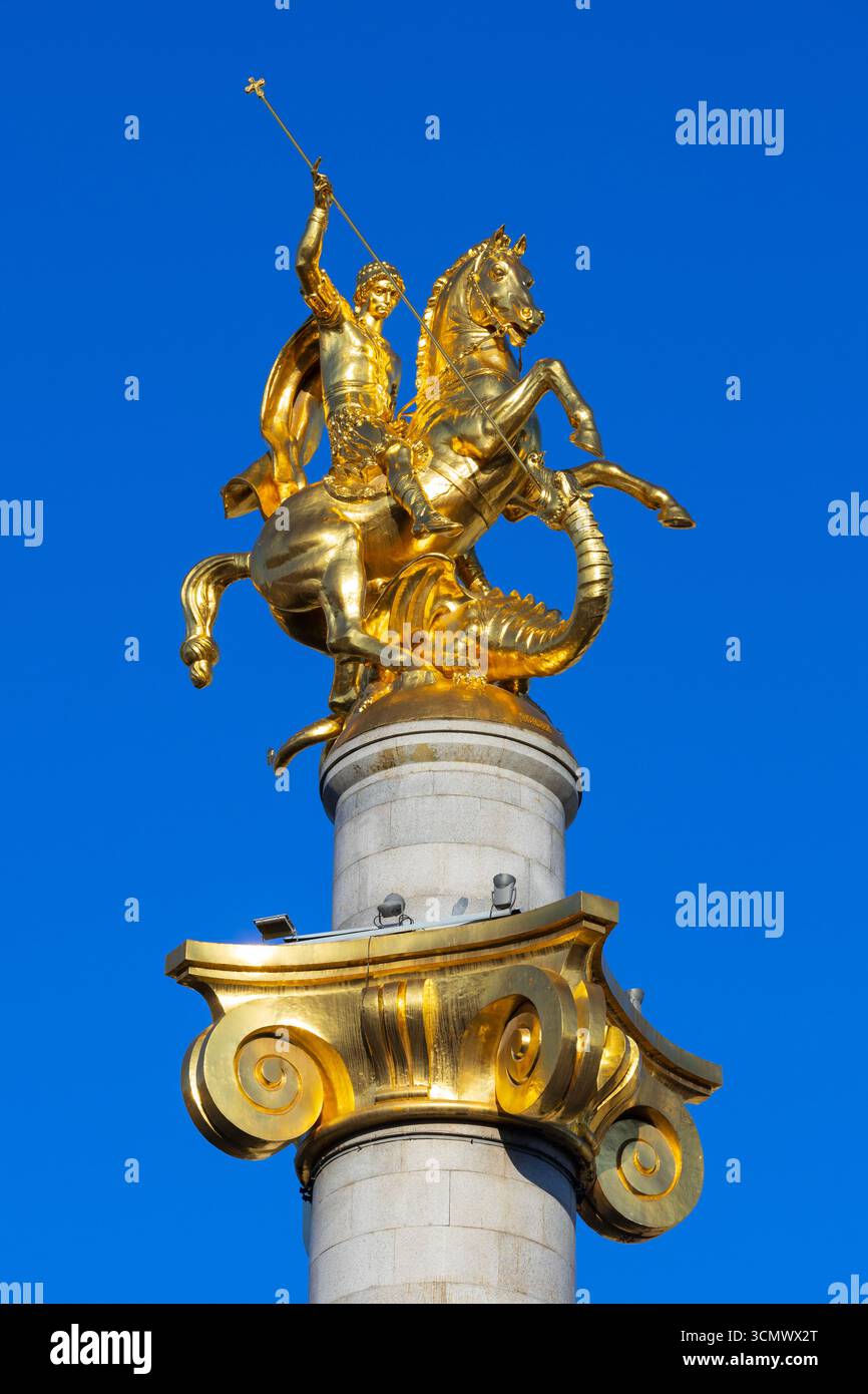 Nahaufnahme der vergoldeten Statue des Heiligen Georg, der den Drachen von Zurab Tsereteli tötet, auf dem Freiheitsdenkmal auf dem Freiheitsplatz in Tiflis, Georgien Stockfoto