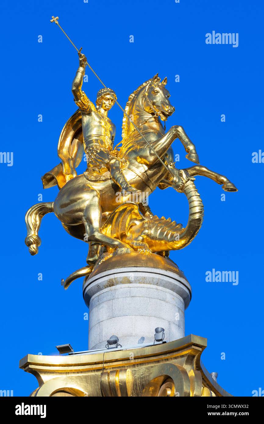 Nahaufnahme der vergoldeten Statue des Heiligen Georg, der den Drachen von Zurab Tsereteli tötet, auf dem Freiheitsdenkmal auf dem Freiheitsplatz in Tiflis, Georgien Stockfoto