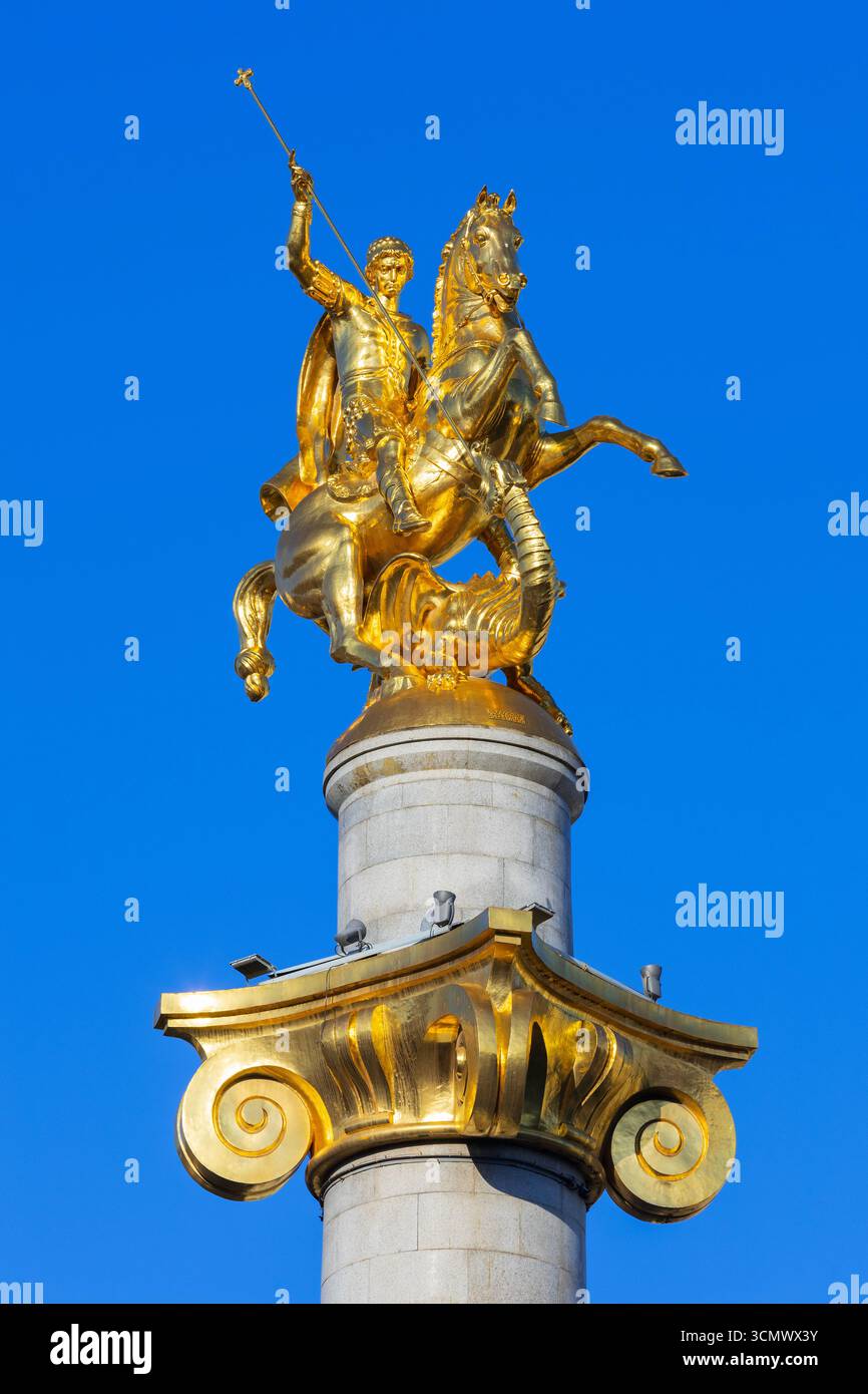 Nahaufnahme der vergoldeten Statue des Heiligen Georg, der den Drachen von Zurab Tsereteli tötet, auf dem Freiheitsdenkmal auf dem Freiheitsplatz in Tiflis, Georgien Stockfoto