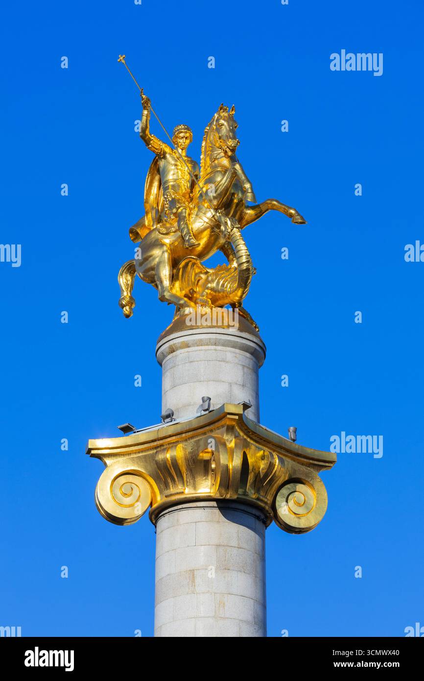 Nahaufnahme der vergoldeten Statue des Heiligen Georg, der den Drachen von Zurab Tsereteli tötet, auf dem Freiheitsdenkmal auf dem Freiheitsplatz in Tiflis, Georgien Stockfoto