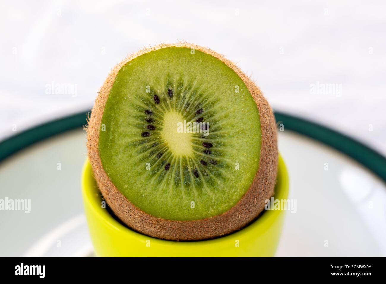Halbierte Kiwis in einem Eierbecher Stockfoto