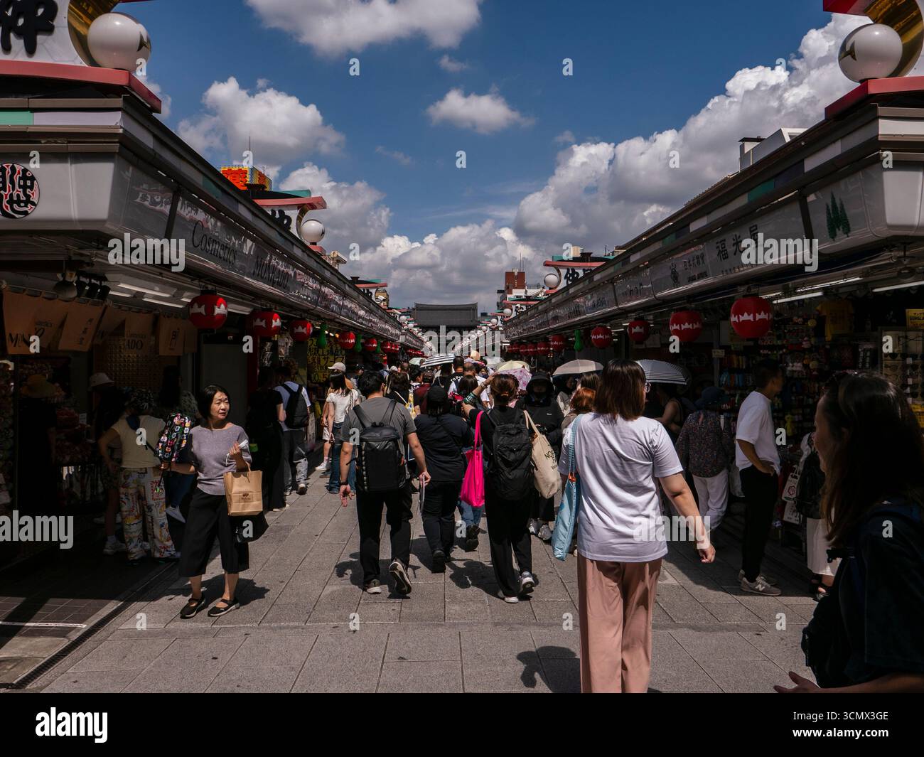 Der Senso-JI-Tempel befindet sich im historischen Asakusa-Viertel von Tokio und der Nakamise-dori-Markierung in Tokio, Japan. Foto: SMP News Stockfoto