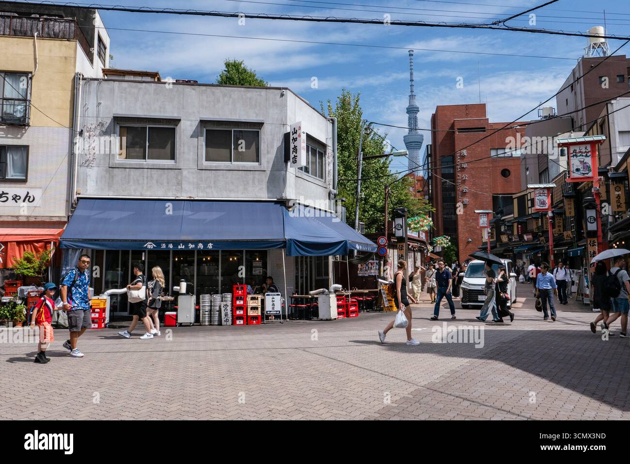 Street Food Restaurants, Geschäfte und der Tokyo Skytree Tower in der Nähe des Senso-JI Tempels im Stadtteil Asakusa in Tokio, Japan. Stockfoto