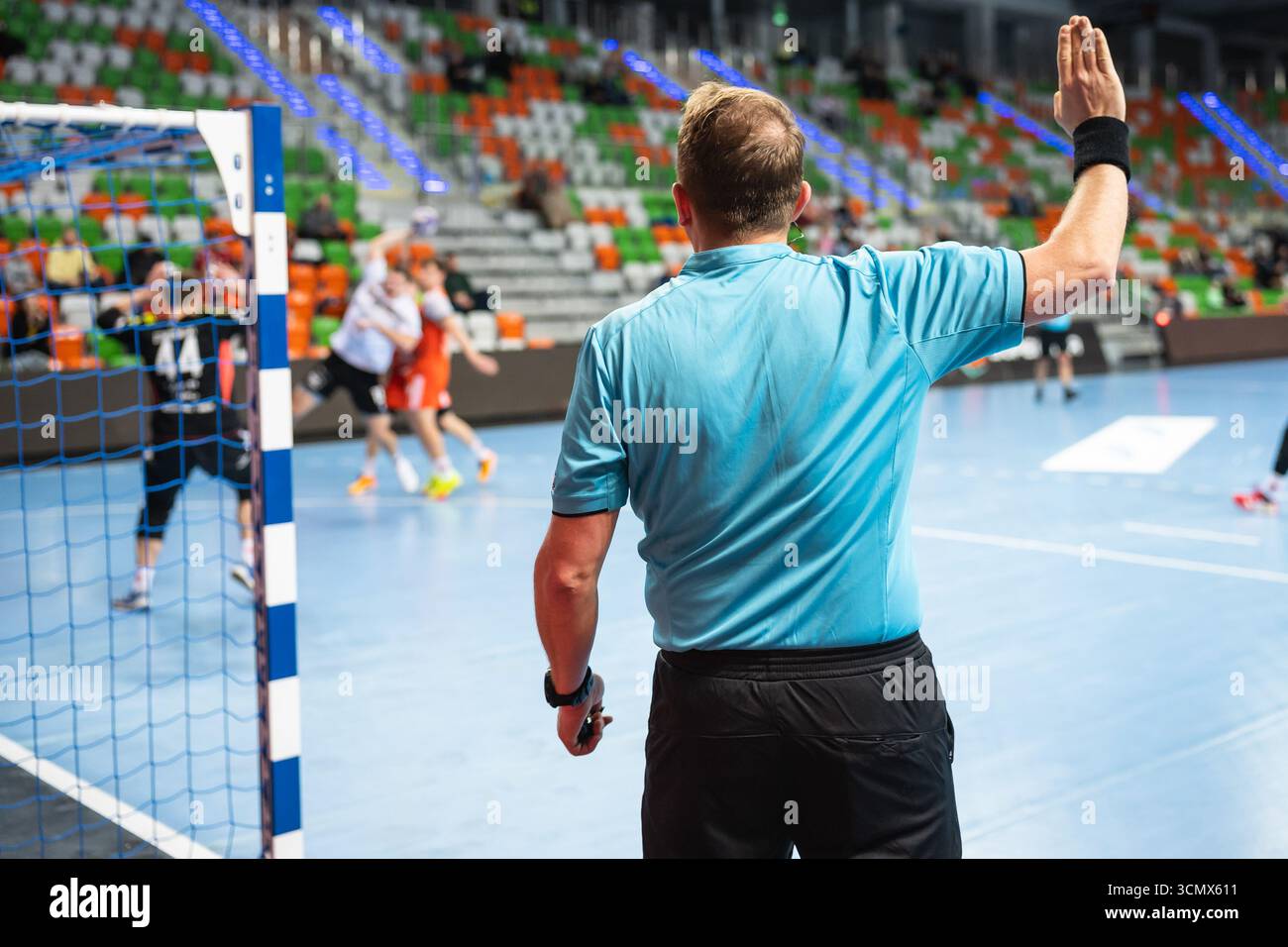 Der Schiedsrichter gibt während des Handballspiels von Hand Signe Stockfoto