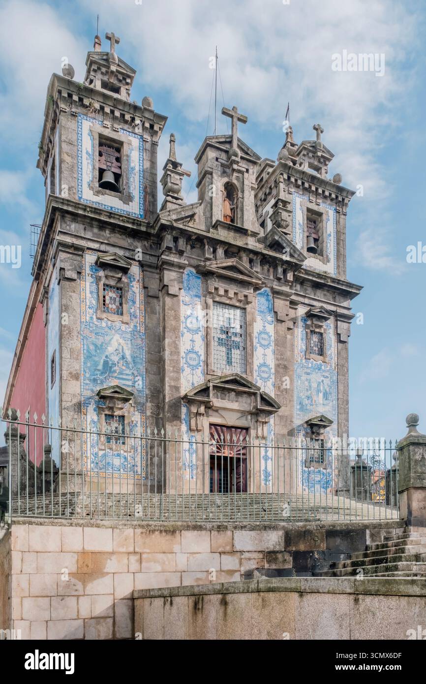 Barocke Kirche St. Ildefonso mit blauen und weißen Azulejo-Fliesen in Porto. Zwei Glockentürme, Eingangstür, historisches Wahrzeichen, religiöse Architektur Stockfoto