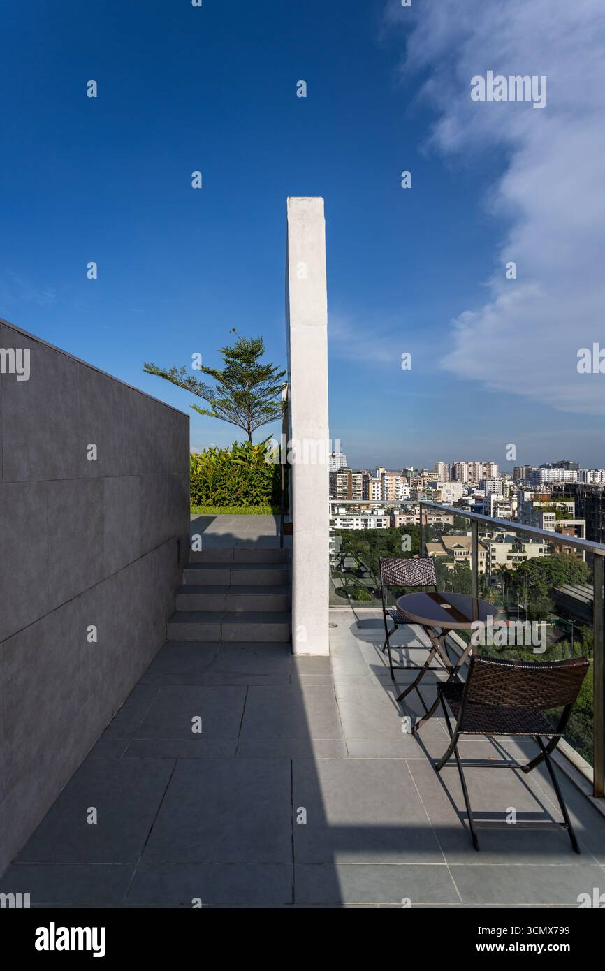 Moderne Dachterrasse mit elegantem Design und Blick auf die Stadt bietet einen ruhigen Raum für Entspannung und luxuriöses Wohnen. Stockfoto