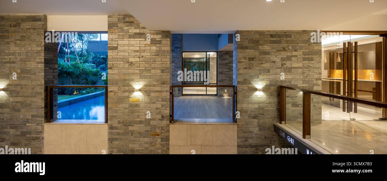 Moderne Einrichtung mit Steinakzenten und herrlicher Aussicht, kombiniert luxuriöses Design und Outdoor-Wohnen. Stockfoto