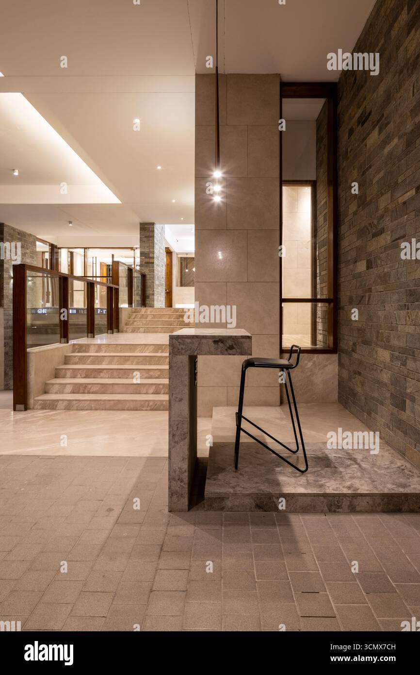 Modernes Treppenhaus mit stilvoller Steinoberfläche, bietet ein luxuriöses und geräumiges Wohnklima. Stockfoto