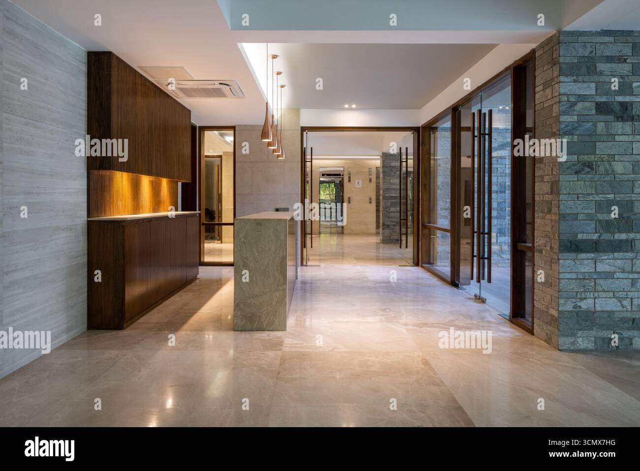 Eleganter Flur mit eleganten Oberflächen, die stilvolle Räume in einem modernen Luxushaus verbinden. Stockfoto