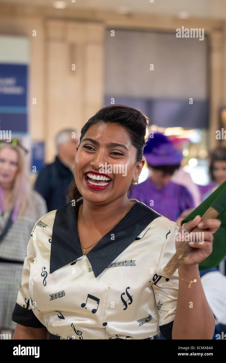 London, Großbritannien, 17. September 2025, 200 Jahre, seit der Bahnhof Waterloo eröffnet wurde, wurde der Bahnhof Waterloo zu einem Fashion Catwalk. Von der Mode in den 1820er Jahren bis heute. Andrew Lalchan Photography/Alamy Live News Stockfoto