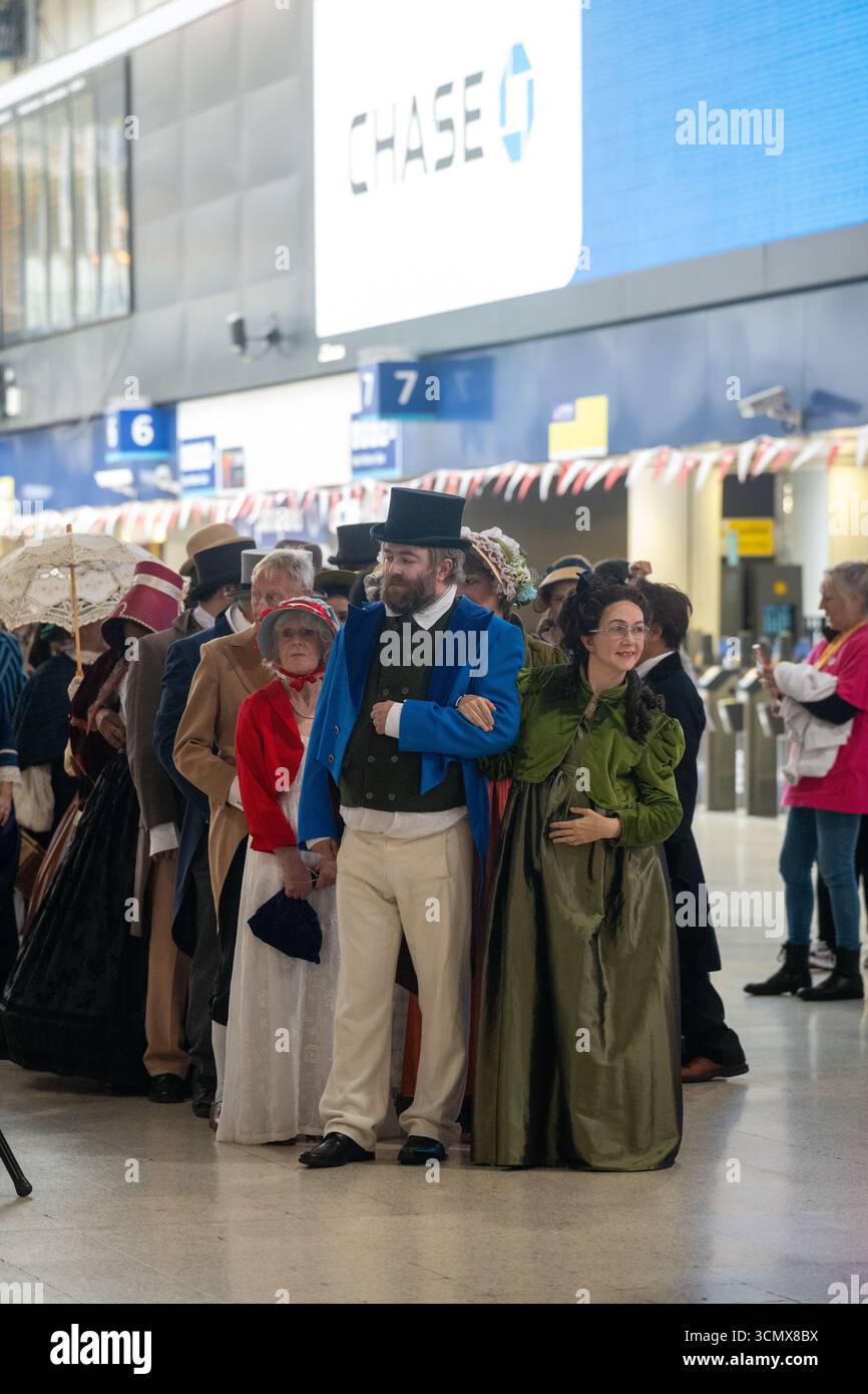 London, Großbritannien, 17. September 2025, 200 Jahre, seit der Bahnhof Waterloo eröffnet wurde, wurde der Bahnhof Waterloo zu einem Fashion Catwalk. Von der Mode in den 1820er Jahren bis heute. Andrew Lalchan Photography/Alamy Live News Stockfoto