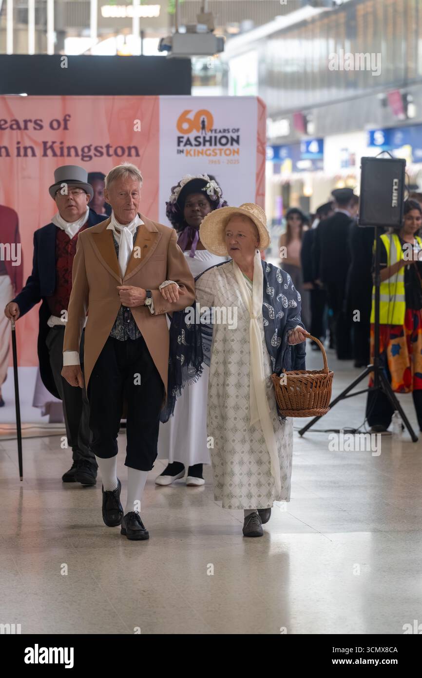 London, Großbritannien, 17. September 2025, 200 Jahre, seit der Bahnhof Waterloo eröffnet wurde, wurde der Bahnhof Waterloo zu einem Fashion Catwalk. Von der Mode in den 1820er Jahren bis heute. Andrew Lalchan Photography/Alamy Live News Stockfoto