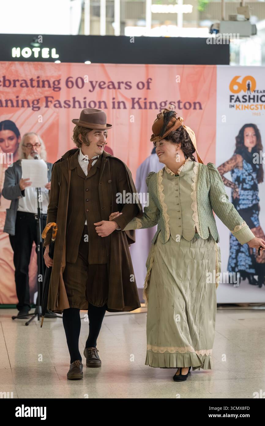 London, Großbritannien, 17. September 2025, 200 Jahre, seit der Bahnhof Waterloo eröffnet wurde, wurde der Bahnhof Waterloo zu einem Fashion Catwalk. Von der Mode in den 1820er Jahren bis heute. Andrew Lalchan Photography/Alamy Live News Stockfoto