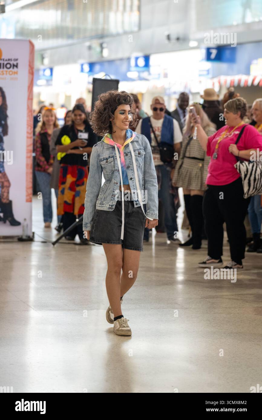 London, Großbritannien, 17. September 2025, 200 Jahre, seit der Bahnhof Waterloo eröffnet wurde, wurde der Bahnhof Waterloo zu einem Fashion Catwalk. Von der Mode in den 1820er Jahren bis heute. Andrew Lalchan Photography/Alamy Live News Stockfoto