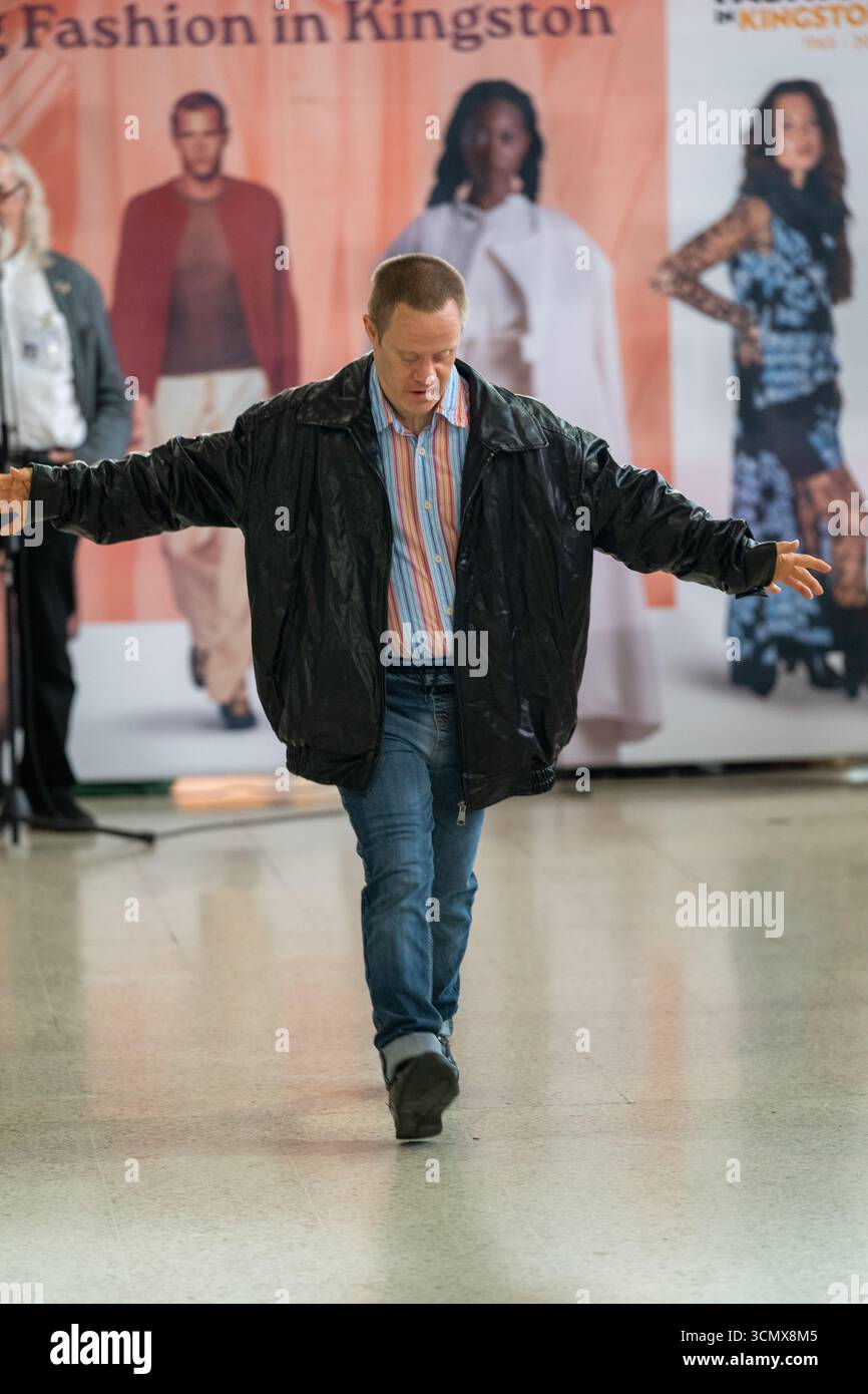 London, Großbritannien, 17. September 2025, 200 Jahre, seit der Bahnhof Waterloo eröffnet wurde, wurde der Bahnhof Waterloo zu einem Fashion Catwalk. Von der Mode in den 1820er Jahren bis heute. Andrew Lalchan Photography/Alamy Live News Stockfoto