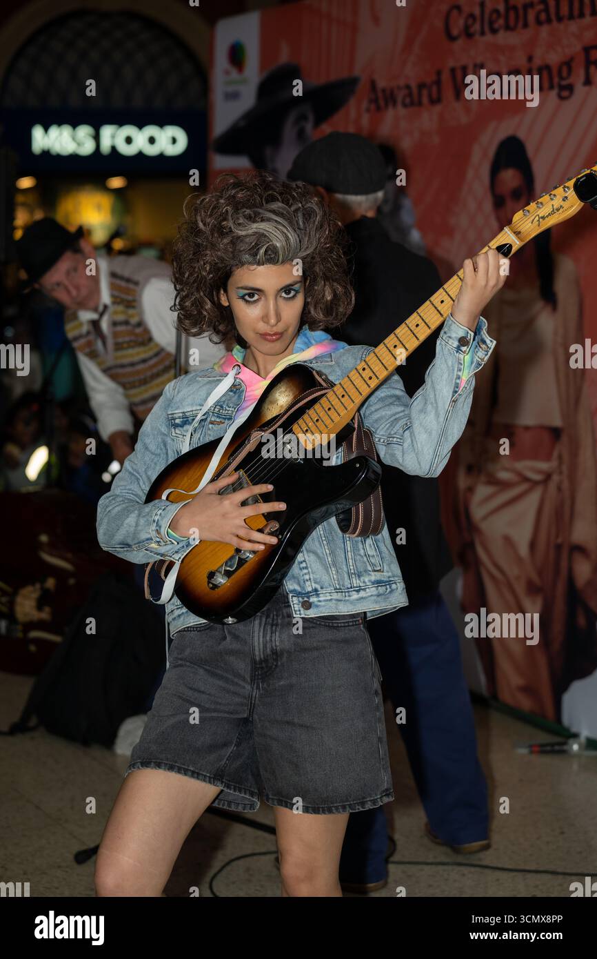 London, Großbritannien, 17. September 2025, 200 Jahre, seit der Bahnhof Waterloo eröffnet wurde, wurde der Bahnhof Waterloo zu einem Fashion Catwalk. Von der Mode in den 1820er Jahren bis heute. Andrew Lalchan Photography/Alamy Live News Stockfoto
