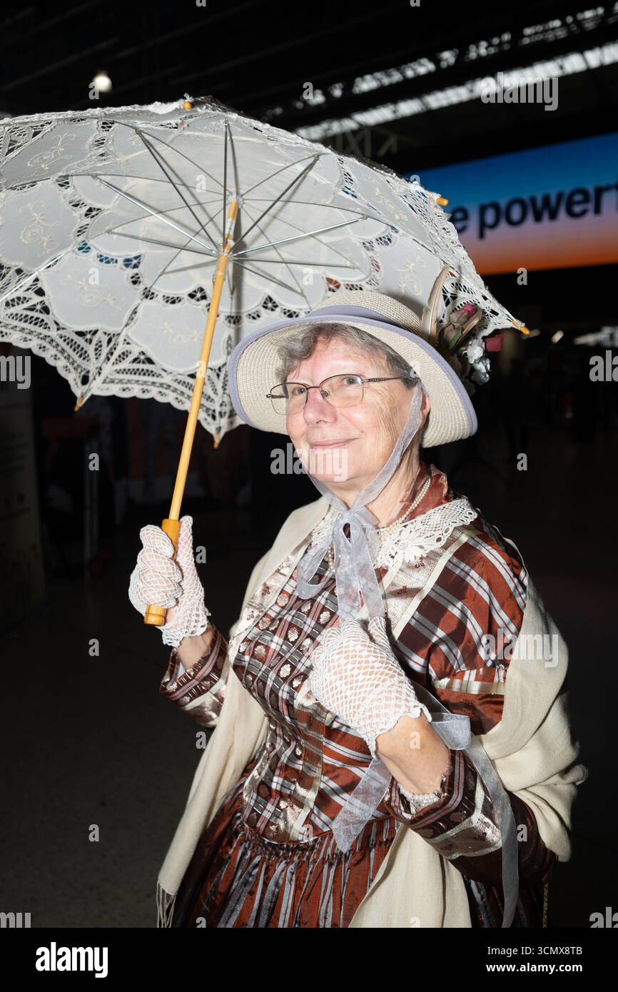 London, Großbritannien, 17. September 2025, 200 Jahre, seit der Bahnhof Waterloo eröffnet wurde, wurde der Bahnhof Waterloo zu einem Fashion Catwalk. Von der Mode in den 1820er Jahren bis heute. Andrew Lalchan Photography/Alamy Live News Stockfoto