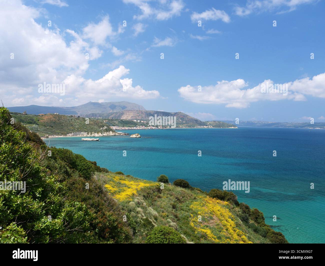 Ein Blick entlang der Küste der Souda Bay in Richtung Chania von oberhalb von Almeirida im Norden Kretas Stockfoto