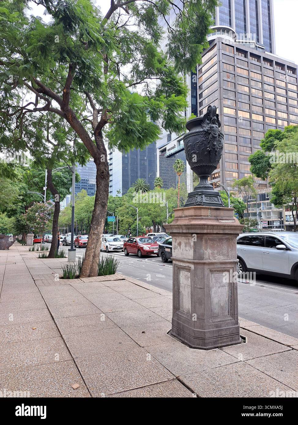 Mexiko-Stadt, Mexiko - 23. August 2023: Paseo de la Reforma ist die wichtigste und emblematischste Straße in Mexiko-Stadt, ein häufiges Zentrum der Proteste Stockfoto