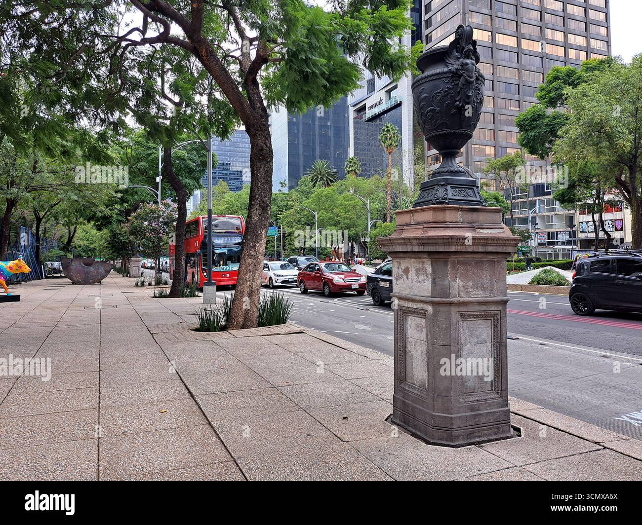 Mexiko-Stadt, Mexiko - 23. August 2023: Paseo de la Reforma ist die wichtigste und emblematischste Straße in Mexiko-Stadt, ein häufiges Zentrum der Proteste Stockfoto