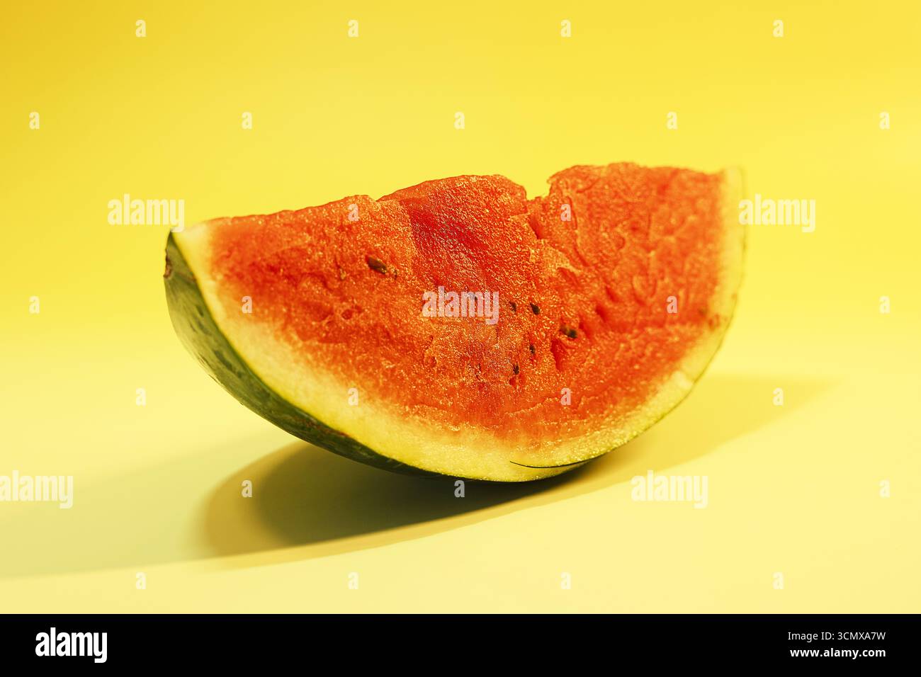 Eine frische Scheibe saftiger Wassermelone. Ein tropisches süßes Obst und ein täglicher Snack, der zum Frühstück oder Dessert zu einem gesunden Lebensstil passt. Stockfoto