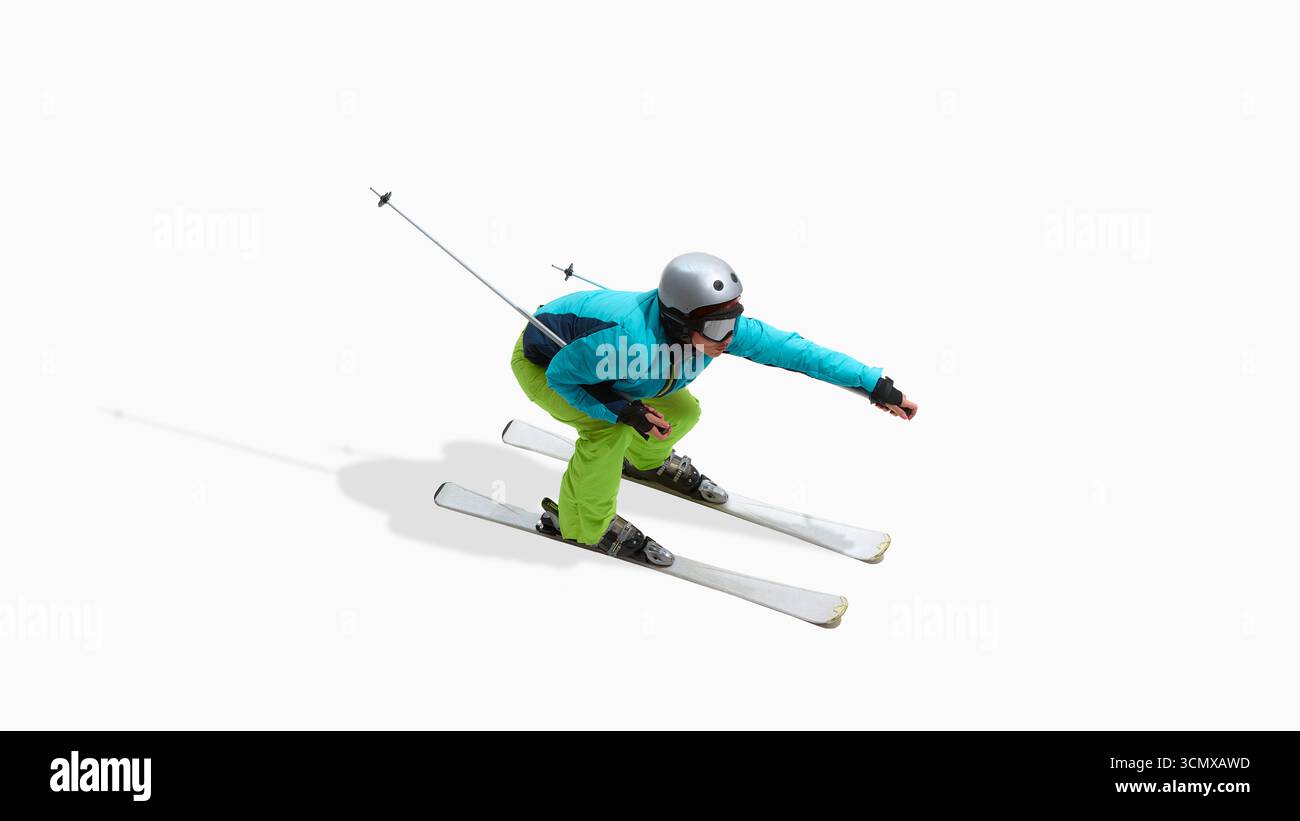 Fokussierte Skifahrerin, die sich in aerodynamischer Skiposition nach vorne lehnt, isoliert auf weiß Stockfoto