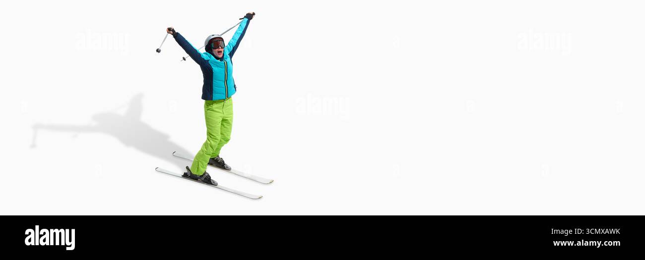 Begeisterte Skifahrerin feiert den Sieg mit erhobenen Armen isoliert auf weiß. Banner Stockfoto