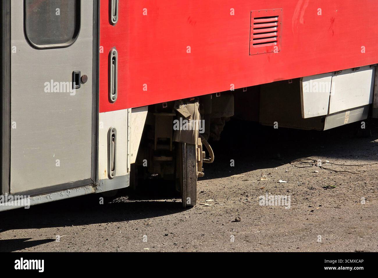 Entgleiste Straßenbahnwagen stürzte auf der Straße in Autos ab. Stockfoto