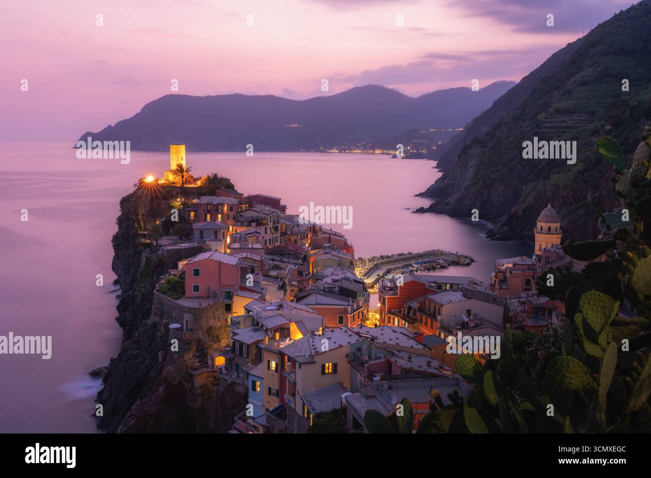 Vernazza bei Sonnenuntergang, Cinque Terre, Provinz La Spezia in Ligurien, Italien Stockfoto
