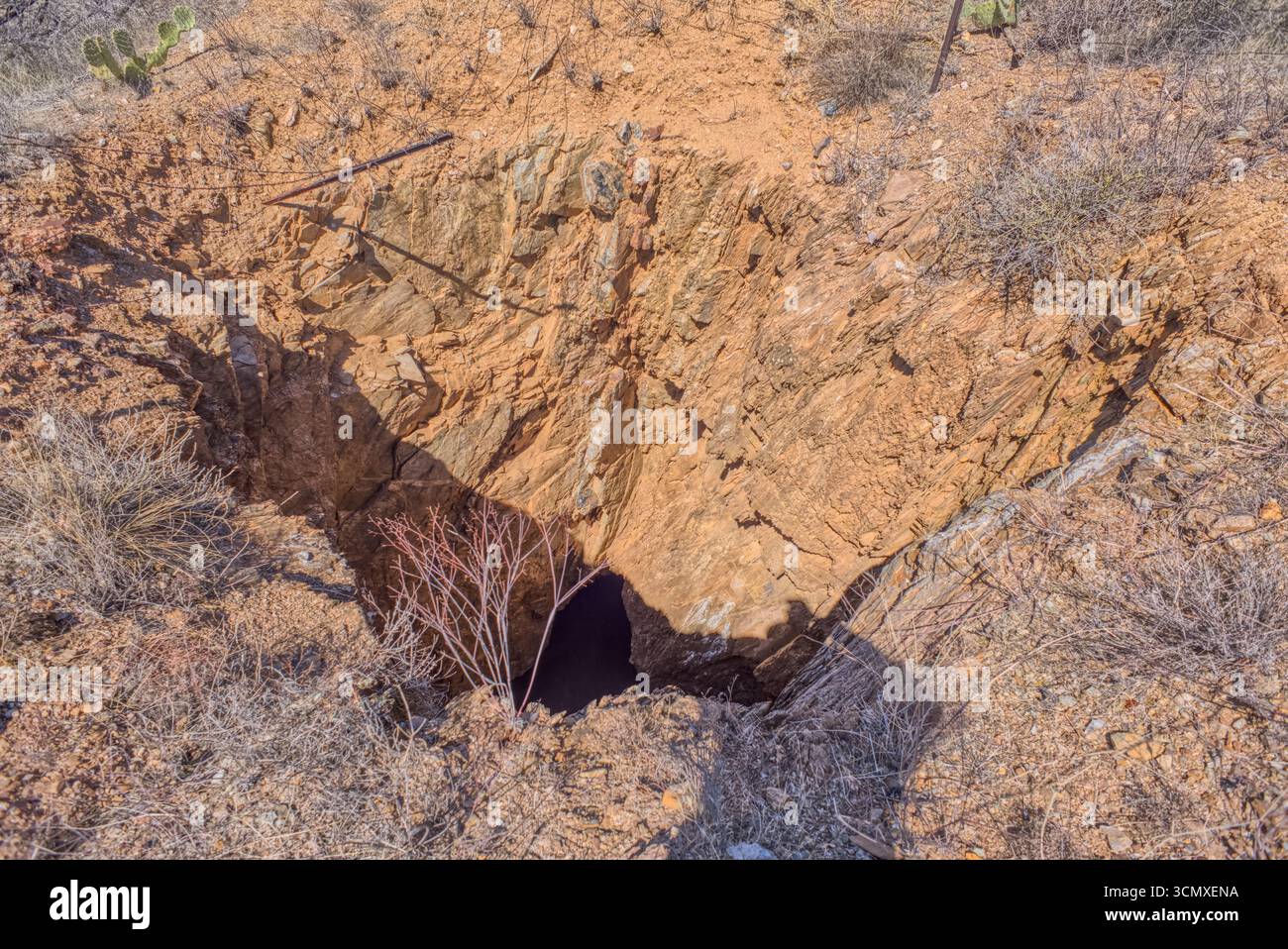 Öffnen Sie den Grubenschacht bei der Richinbar Mine im Agua Fria National Monument, Black Canyon City, Arizona, USA Stockfoto