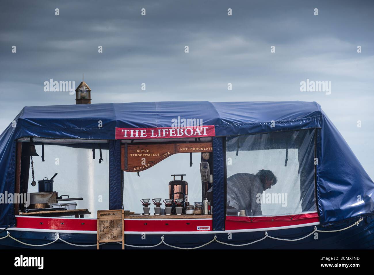 Mobiler Lifeboat Cafe Stand mit nautischem Dekor am bewölkten Tag, Westküste, Neuseeland Stockfoto