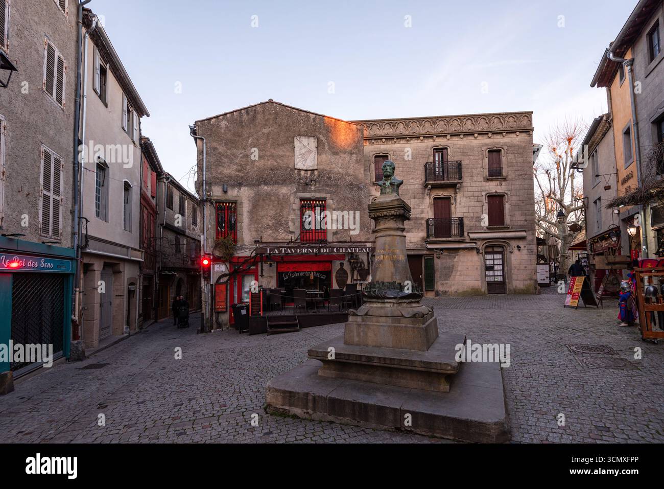 Historischer Place Carnot in der Dämmerung mit Neptunbrunnen und umliegenden Geschäften in La Bastide Saint-Louis, Carcassonne, Frankreich Stockfoto