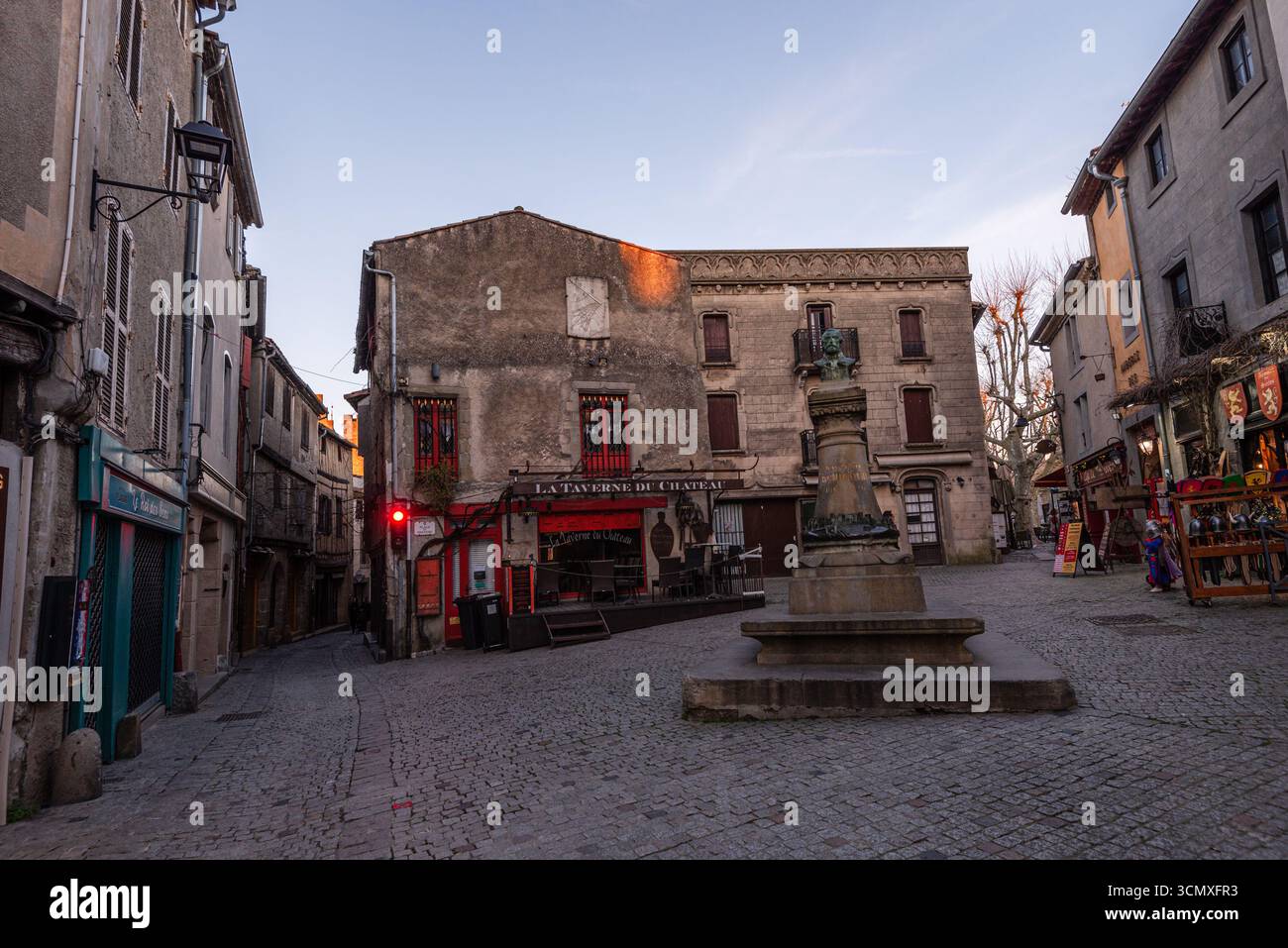 Abendszene am Place Carnot in La Bastide Saint-Louis, Carcassonne, Frankreich Stockfoto