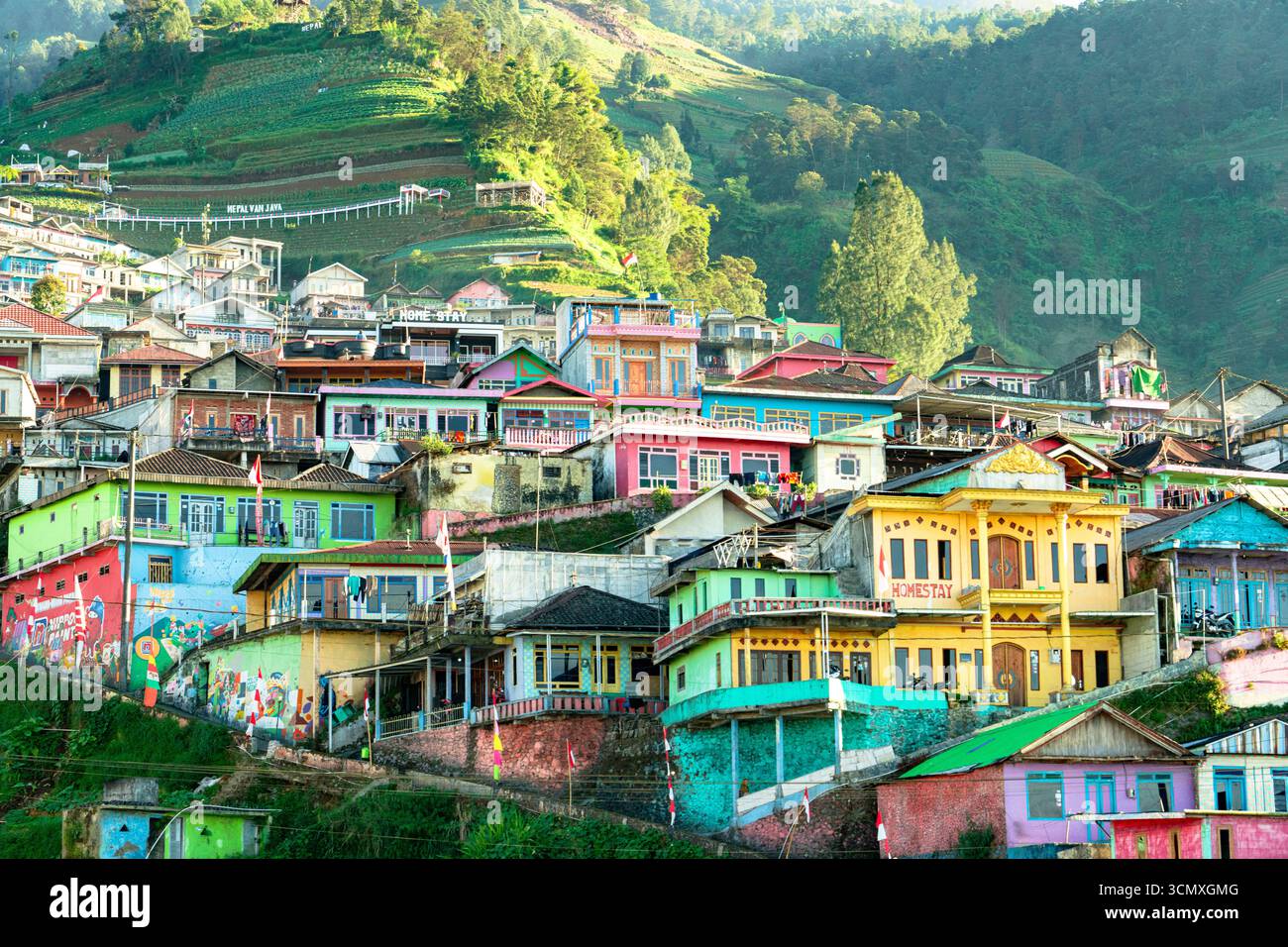 Bunte Häuser des Dorfes Butuh, auch bekannt als Nepal Van Java, auf Berghängen in Magelang, Zentral-Java, Indonesien Stockfoto