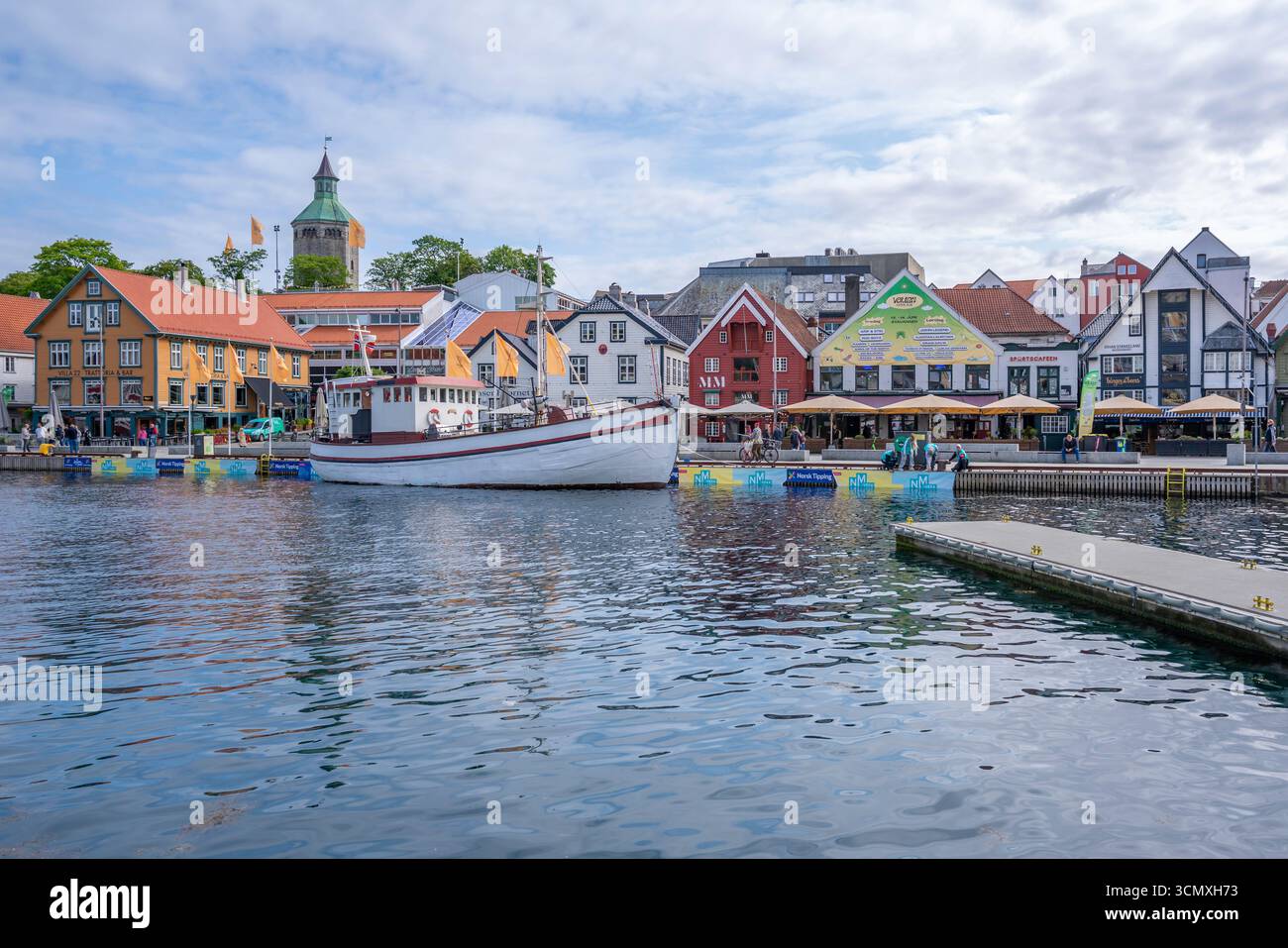 Blick auf die Boote im Hafen und die Skyline von Stavanger tagsüber, Stavanger, Norwegen Stockfoto