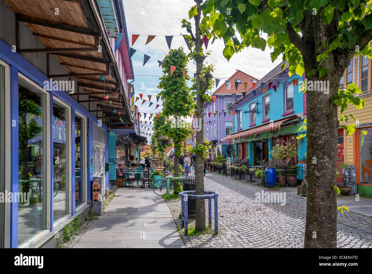 Blick auf farbenfrohe Geschäfte und Cafés in Fargegaten tagsüber, Stavanger, Norwegen Stockfoto