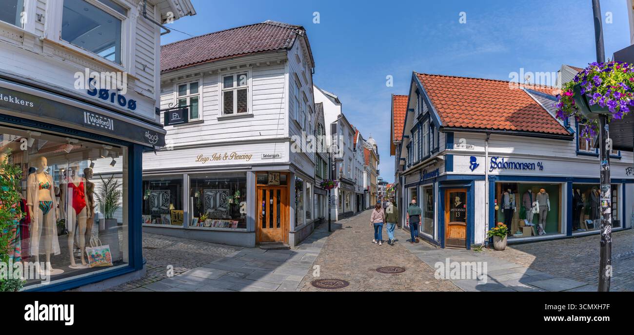 Blick auf farbenfrohe Geschäfte und Cafés in Fargegaten tagsüber, Stavanger, Norwegen Stockfoto