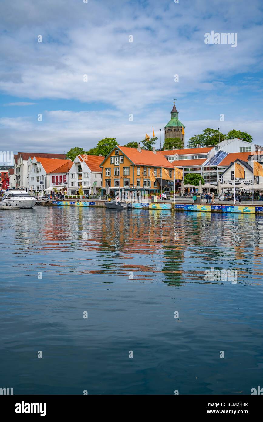 Blick auf die Reflexionen im Hafen und der Skyline von Stavanger tagsüber, Stavanger, Norwegen Stockfoto