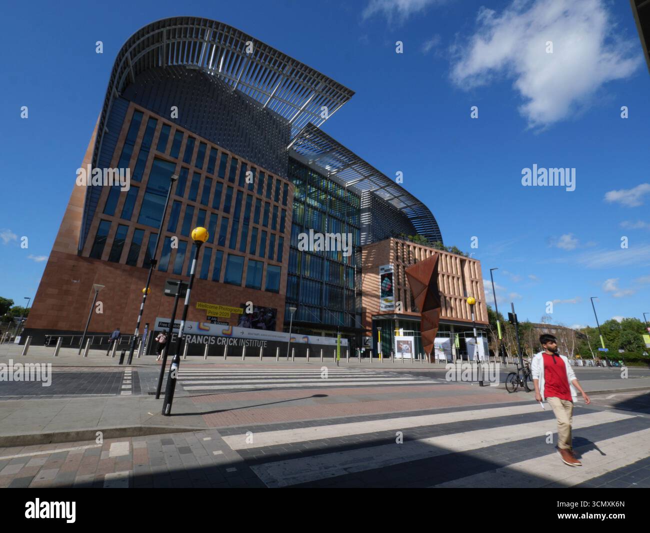 Das biomedizinische Forschungszentrum des Francis Crick Institute außerhalb Londons, Großbritannien. Das Institut ist eine Partnerschaft mit Cancer Research UK, Imperial College London, King's College London, dem Medical Research Council, dem University College London und dem Wellcome Trust Stockfoto