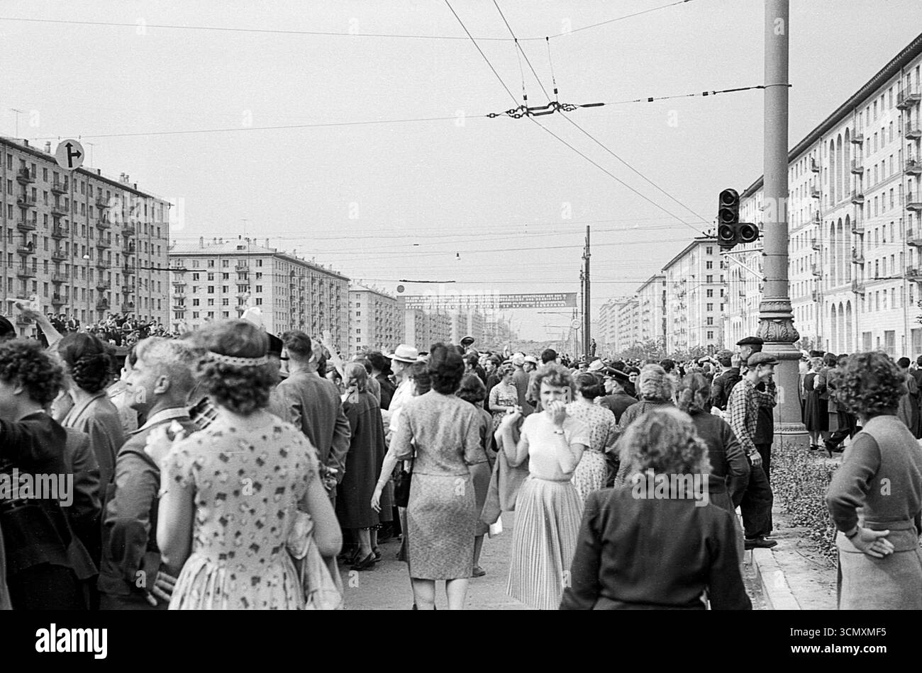 Moskau, UdSSR - 10. Juli 1959: Treffen der Chruschtschow-Ulbricht-Autokarren auf dem Leninski-Prospekt. Die Inschrift auf dem Plakat: Lange lebe die Sozialistische Vereinigte Partei Deutschlands, Organisator und Inspirator von Siegen der Arbeiter der DDR im Kampf für Frieden und Sozialismus Stockfoto
