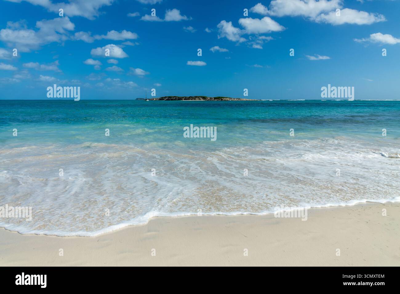 Blick auf Orient Bay Beach und Caye Verte Island, Karibik Traum und Landschaft, Saint Martin (St. Maarten), Französisch-Westindien Stockfoto