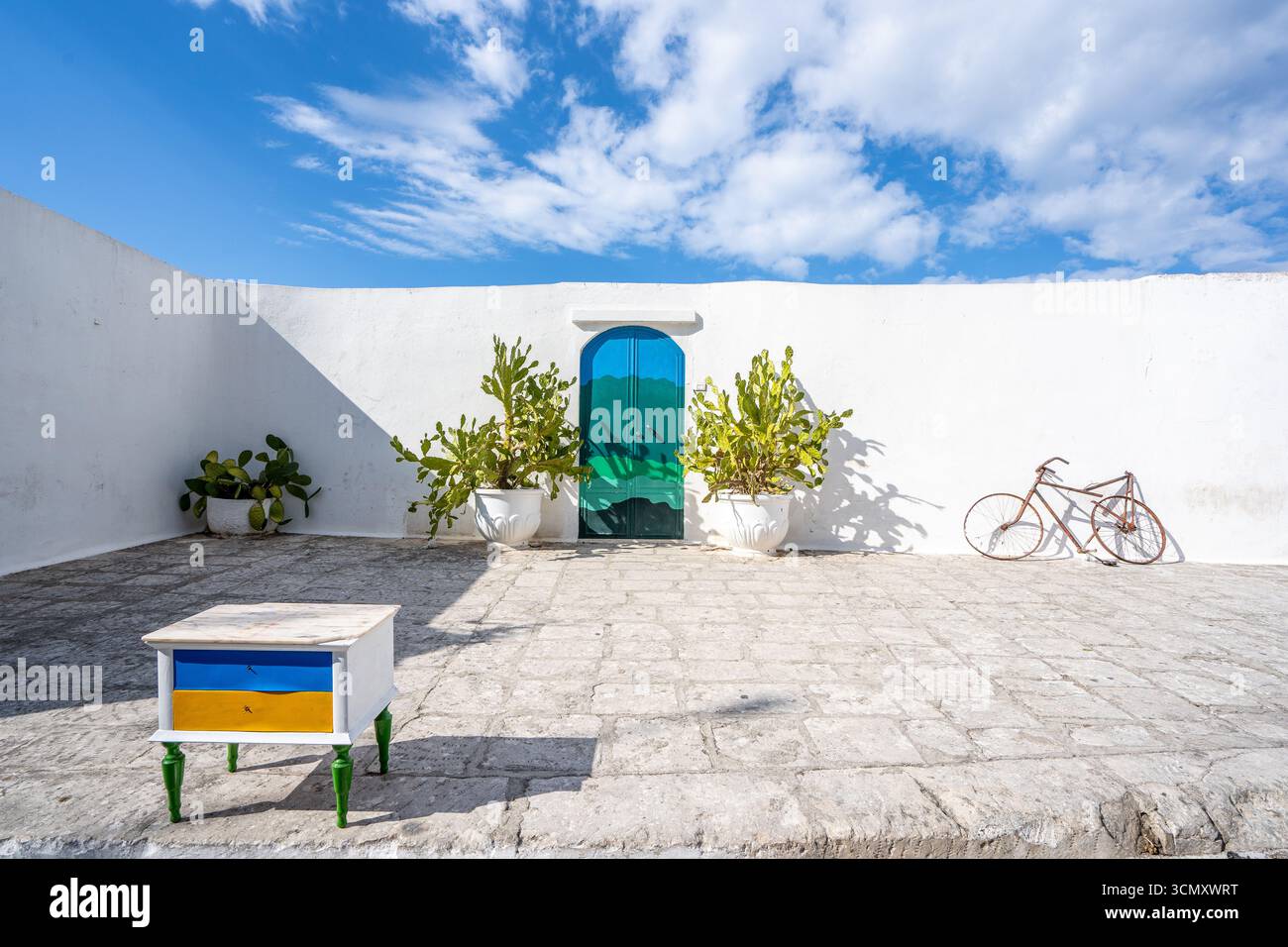 Ostuni in Apulien ist wegen seiner weiß getünchten Häuser als „Weiße Stadt“ bekannt. Es liegt auf einem Hügel und bietet charmante Straßen und lebhafte Plätze. Stockfoto