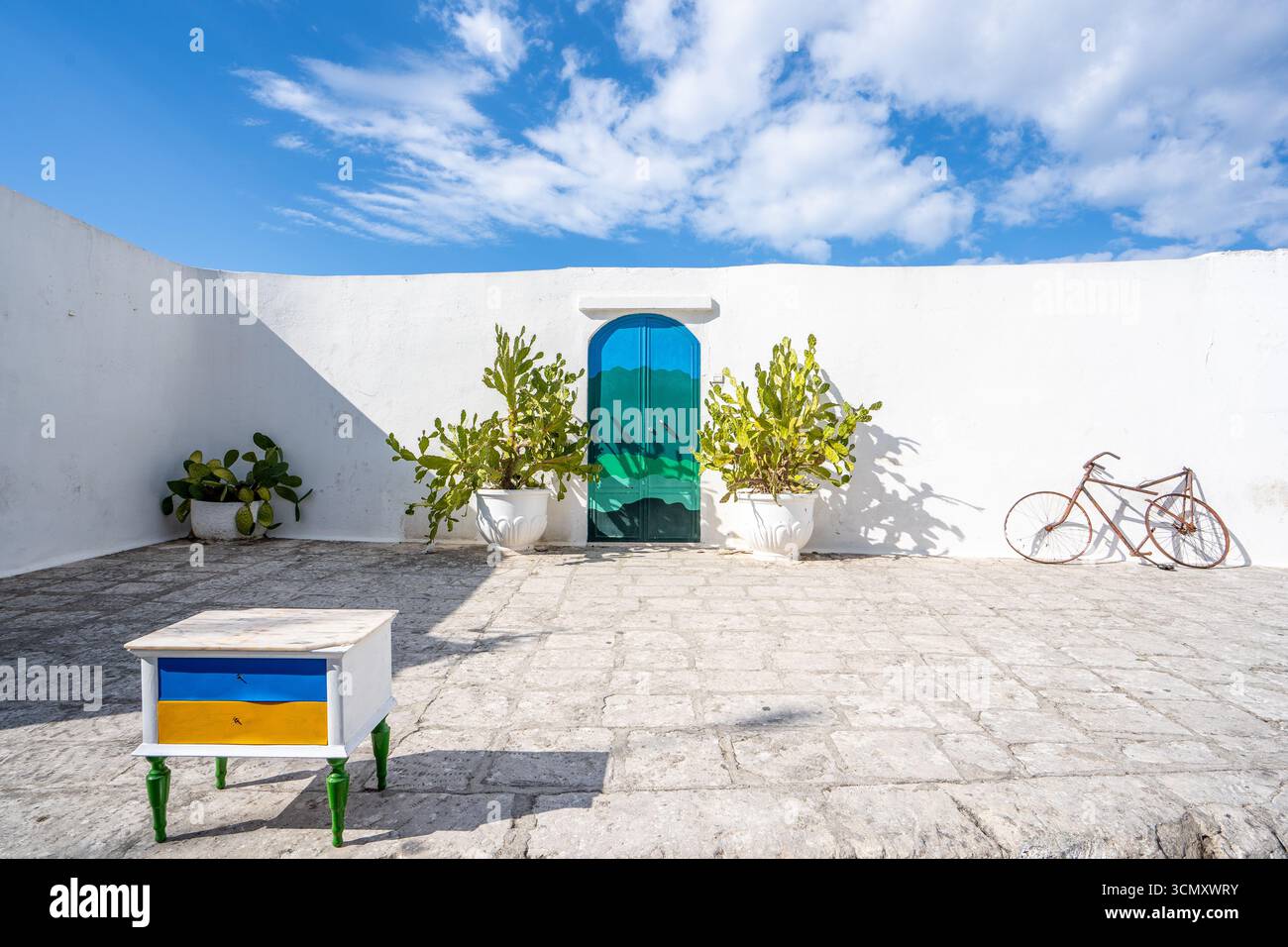 Ostuni in Apulien ist wegen seiner weiß getünchten Häuser als „Weiße Stadt“ bekannt. Es liegt auf einem Hügel und bietet charmante Straßen und lebhafte Plätze. Stockfoto