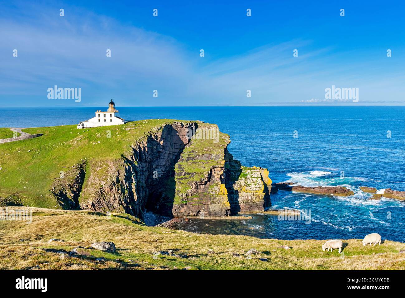 Stoer Head Lighthouse auf dramatischen Klippen, die 1870 von David und Thomas Stevenson auf Stoer Head Schottland gebaut wurden Stockfoto