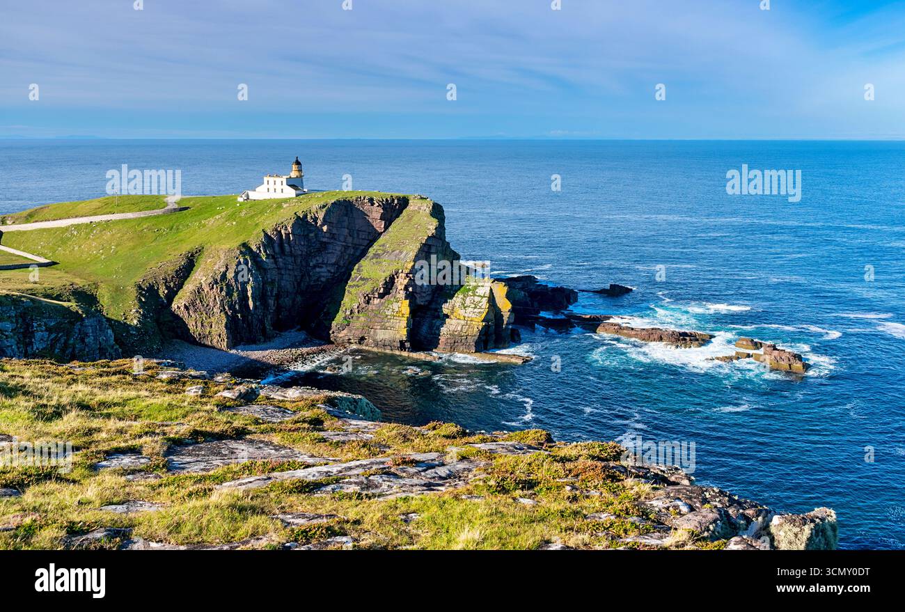 Stoer Head Lighthouse auf hohen Klippen, erbaut 1870 von David und Thomas Stevenson auf Stoer Head Schottland Stockfoto