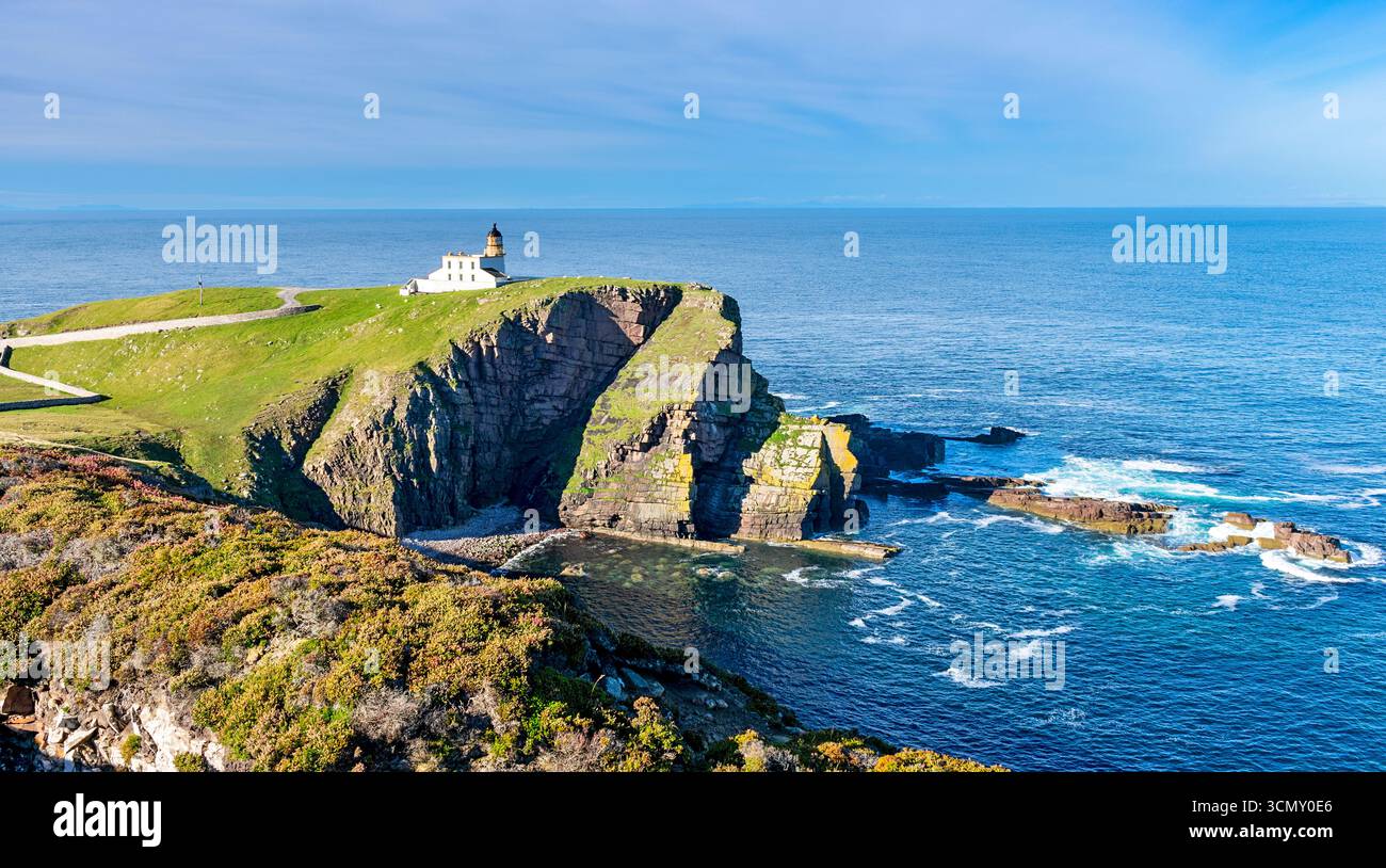 Stoer Head Lighthouse auf sehr hohen Klippen, gebaut von David und Thomas Stevenson im Jahr 1870 auf Stoer Head Schottland Stockfoto